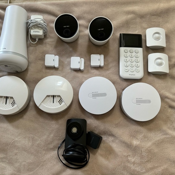 SimpliSafe Complete Security System Gen 2 with original batteries and cables - Picture 9 of 9